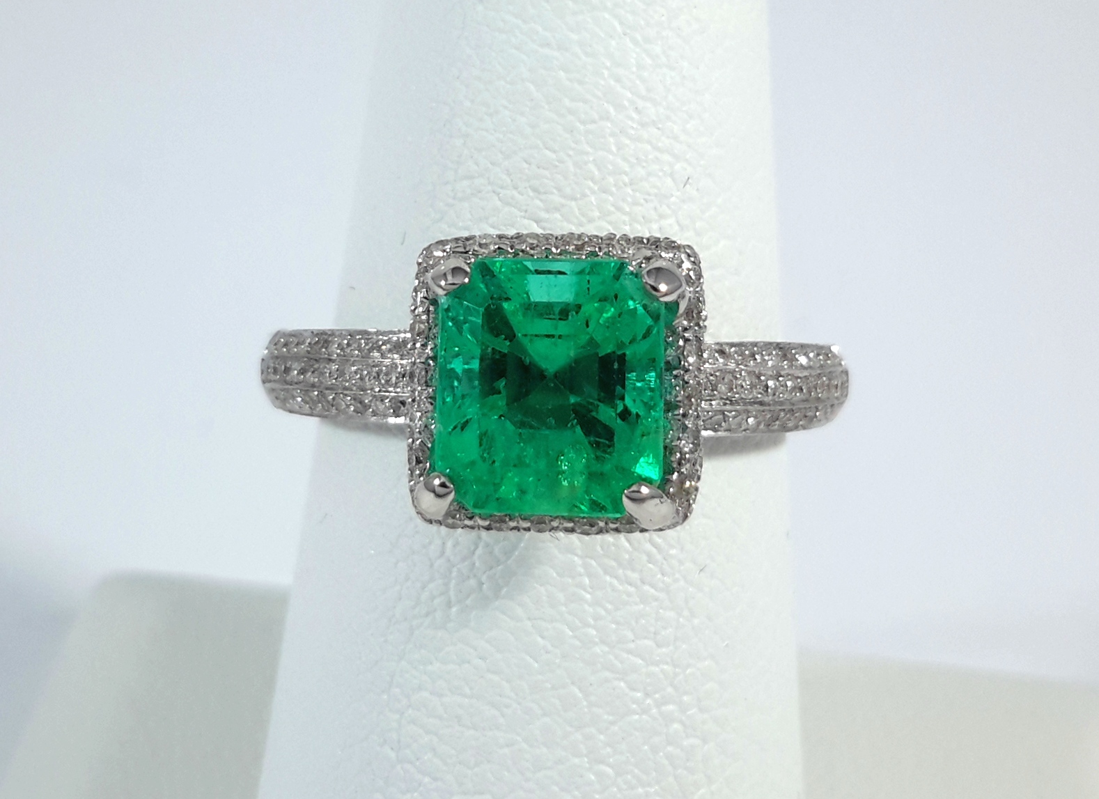 R9009 18KW EMERALD DIA RING - Image 1