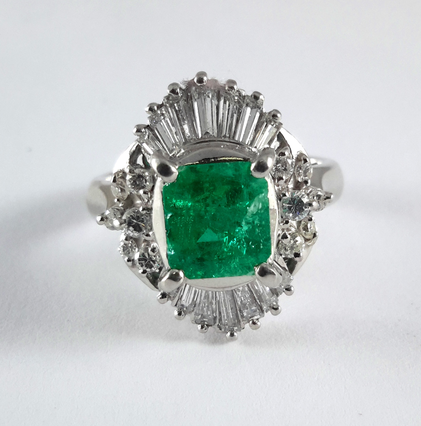 R9653 Plat EMERALD DIA RING - Image 1