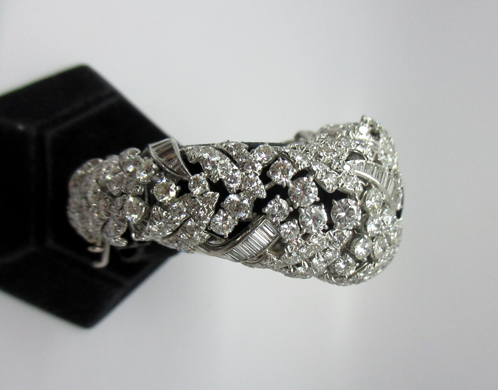b3520-3 DAVID WEBB SAPPHIRE & DIA BRACELET - Image 1